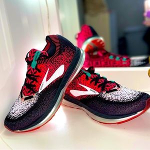 Authentic Brooks Woman’s sneakers running walking professional pink black red